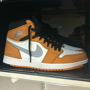 DEADSTOCK Air Jordan 1 Retro High Element Gore-Tex Light Curry size 11 with Box